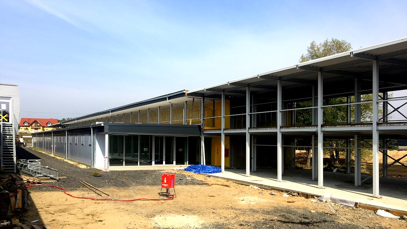 Výroba, stavba a montáž ocelové konsrtrukce o objemu 200t včetně střechy Sportovního centra Račice